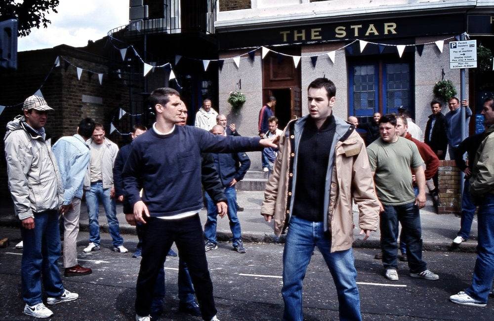 丹尼·戴爾（Danny Dyer）（右，穿著棕褐色外套）出演了由洛克斯塔（Rockstar）遊戲製作的足球廠。
